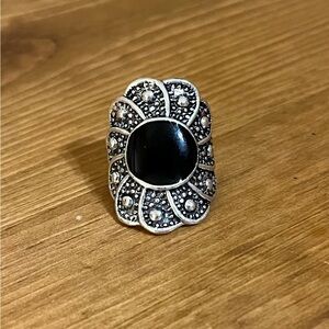 Silver tone ring with tear drops fanned around black enamel size 4 3/4